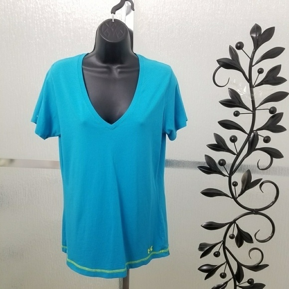 Under Armour Tops - UNDER ARMOUR WOMAN SZ. MEDIUM